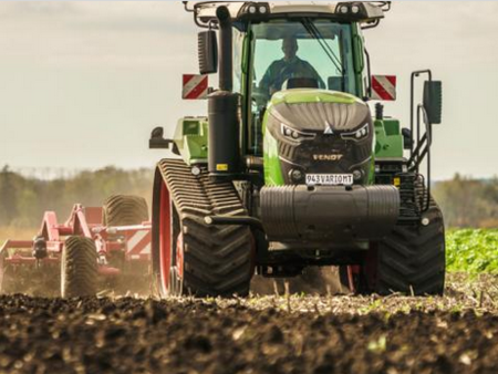 Fend traktor plov, pløjer åben mark close up | TBS Maskinpower