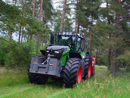 Stor Fendt skovtraktor i skov | TBS Maskinpower